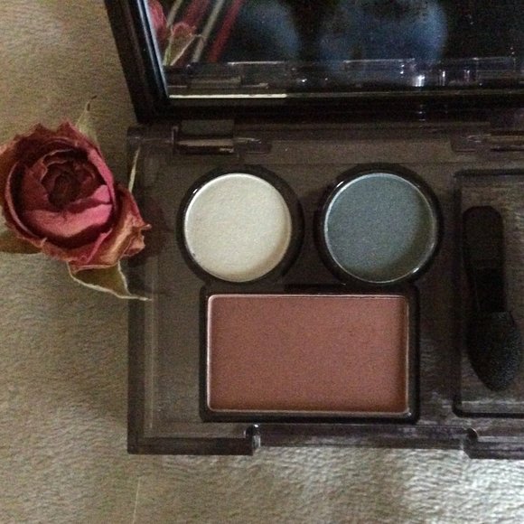 2 Elizabeth Arden Mini eye shadow and blush palettes - Picture 3 of 4